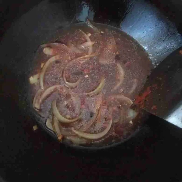 Masukkan saori teriyaki, saos sambal, dan air, aduk rata.