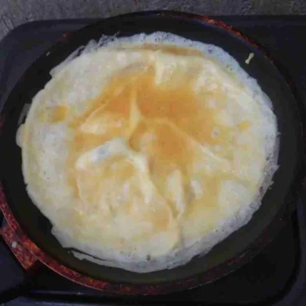 Panaskan sedikit minyak goreng, buat telur dadar.