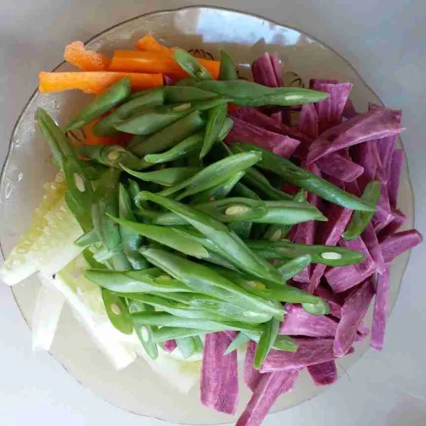 Potong korek/panjang sayuran dan ubi ungu.