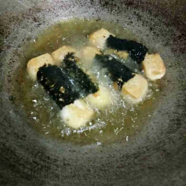 Goreng hingga matang, tiriskan.