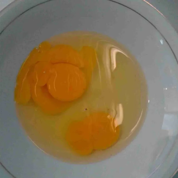 Siapkan 3 butir telur kemudian aduk-aduk dengan gula sampai tercampur rata.