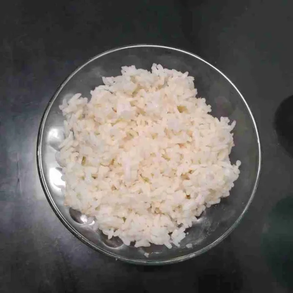Siapkan semangkuk nasi putih.