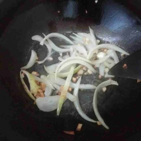 Tumis bawang putih sampai harum, masukkan bawang bombay, masak sampai layu.