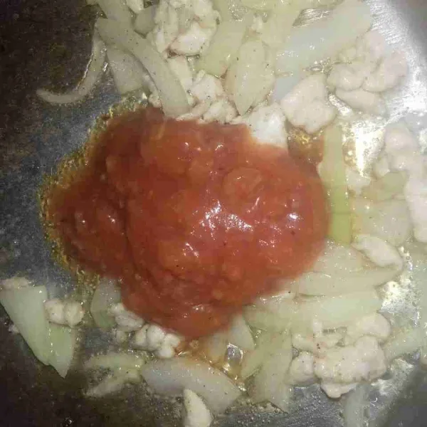 Masukkan saus bolognese dan sedikit air, beri gula dan garam lalu aduk rata sebentar. Matikan kompor.