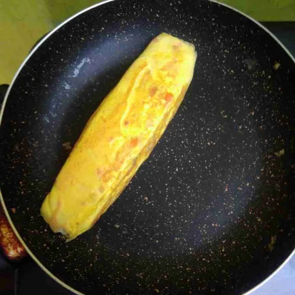 Setelah selesai, matangkan berbagai sisi. Angkat dan dinginkan. Potong-potong dan sajikan.