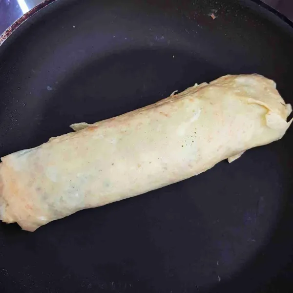 Masak hingga semua sisi matang. Setelah matang angkat dan tunggu sedikit hangat dan potong sesuai selera. Siap disajikan.