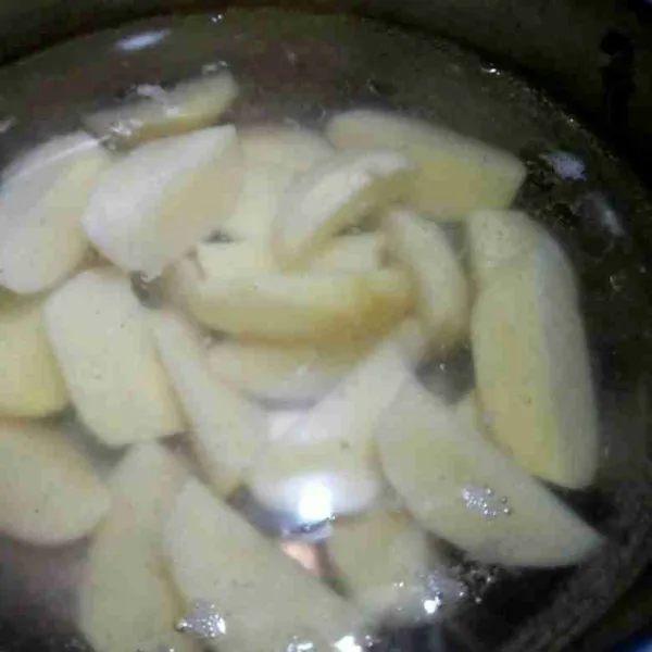 Kupas dan cuci kentang hingga bersih kemudian rebus hingga empuk, angkat dan tiriskan.