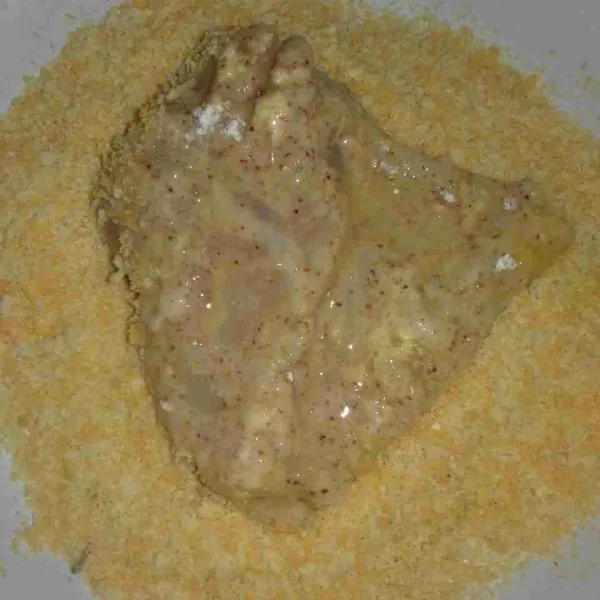 Setelah itu balurkan lagi ke dalam tepung roti.