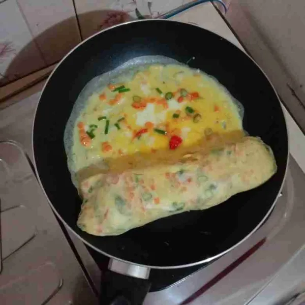 Kemudian gulung, lalu tuang 1 sendok sayur lagi dan gulung lagi lakukan hingga adonan habis.