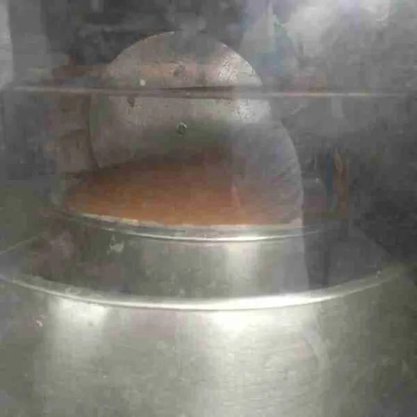 Oven dengan tehnik Au Ban Marie dengan suhu 170 derajat celcius atau sesuaikan dengan oven masing-masing/selama 45 menit. Sajikan saat matang.