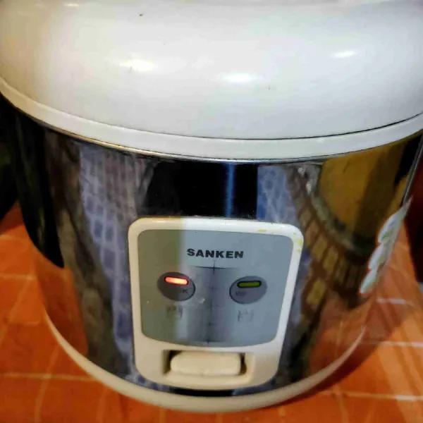 Masukkan dalam rice cooker, tekan tombol "cook" . Tunggu hingga matang.