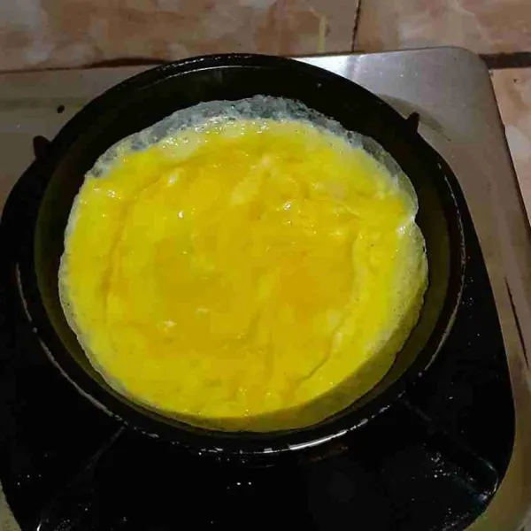 Masak telur dengan bentuk omelet.