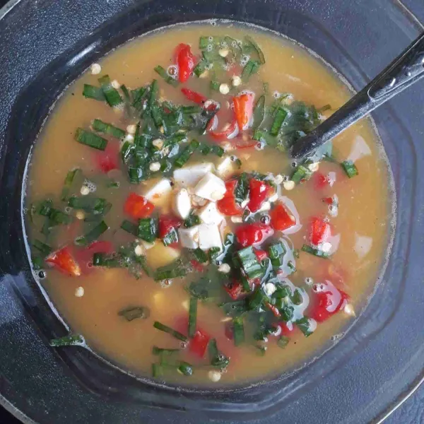 Masukkan garam dan lada ke dalam telur lalu kocok lepas. Tambahkan keju, daun bawang, dan cabe. Aduk sampai tercampur rata.