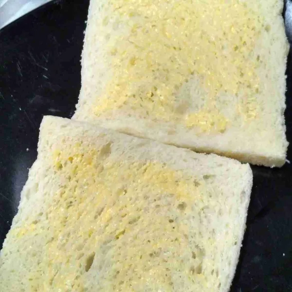Siapkan roti tawar, oles dengan butter.