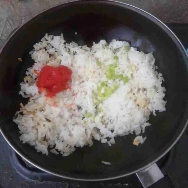 Masukkan nasi, daun bawang, saos sambal, dan kecap, aduk rata.