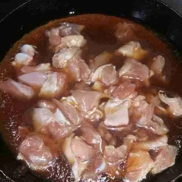 Masukkan potongan ayam, masak hingga ayam matang.