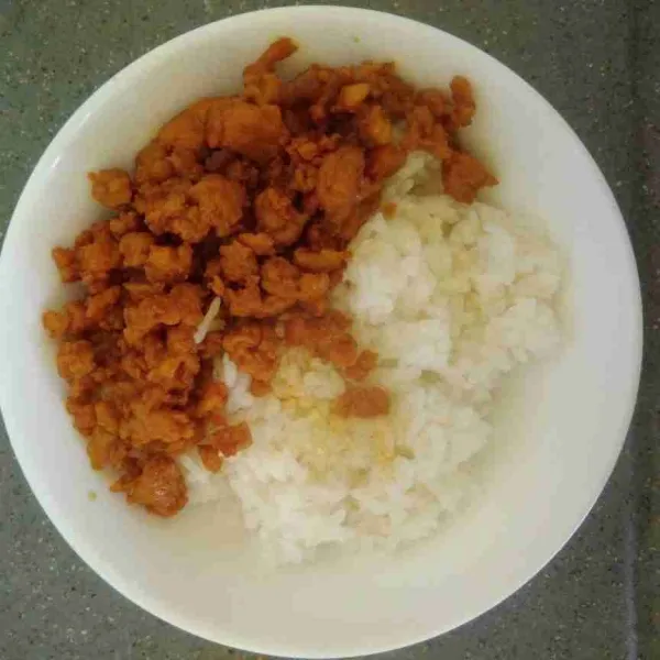 Siapkan mangkuk, isi dengan nasi, dibagian atasnya susun daging, telur, dan sayuran. Siap dinikmati.