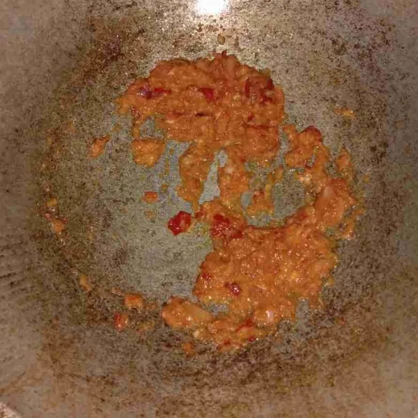 Tumis bumbu halus dengan 2 sdm minyak goreng, hingga bumbu wangi dan matang.