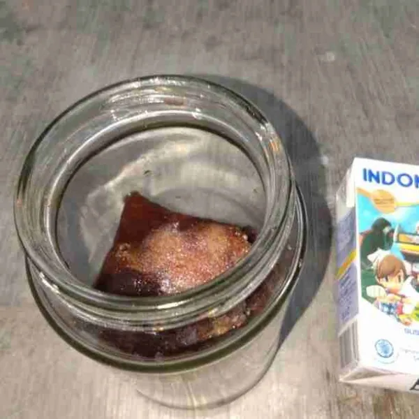 Setelah membeku, hancurkan es kopi dan tuangkan ke dalam gelas.