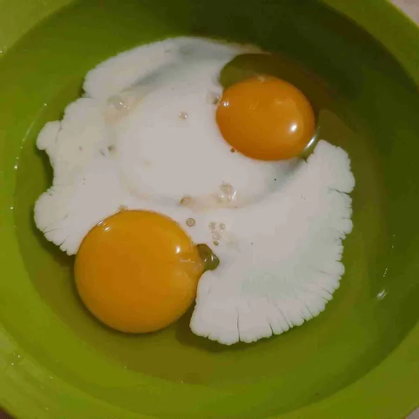 Campurkan telur dan susu cair.