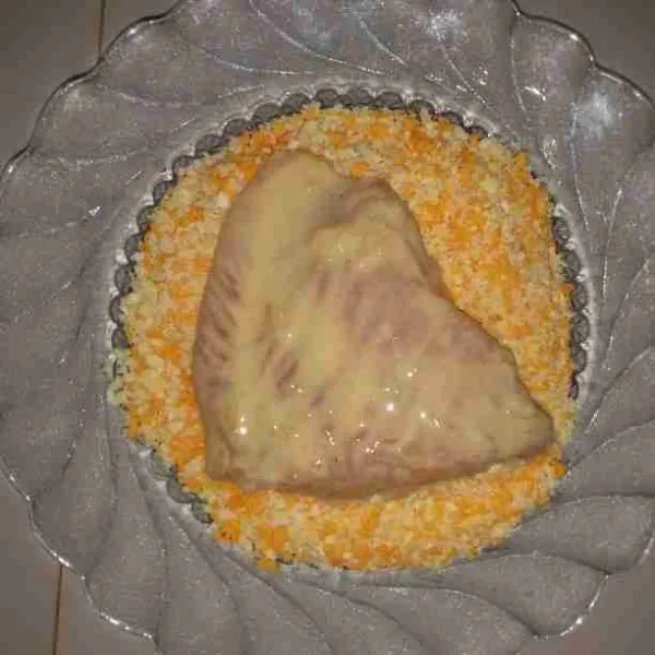 Balurkan dada ayam dengan tepung parnir. Lakukan hingga dada ayam tertutup tepung panir.