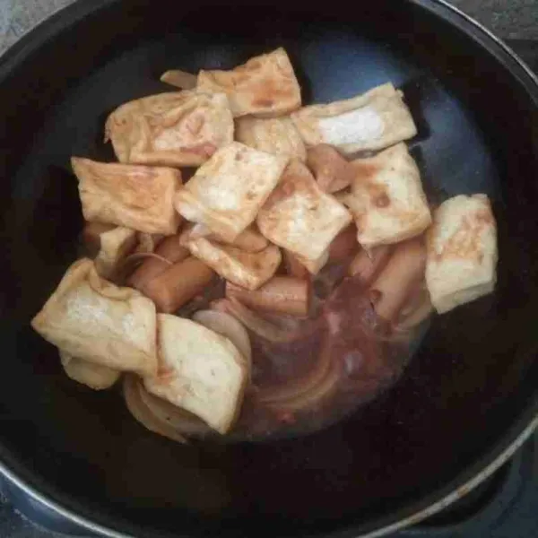 Masukkan tahu, aduk rata. Tes rasa lalu angkat.