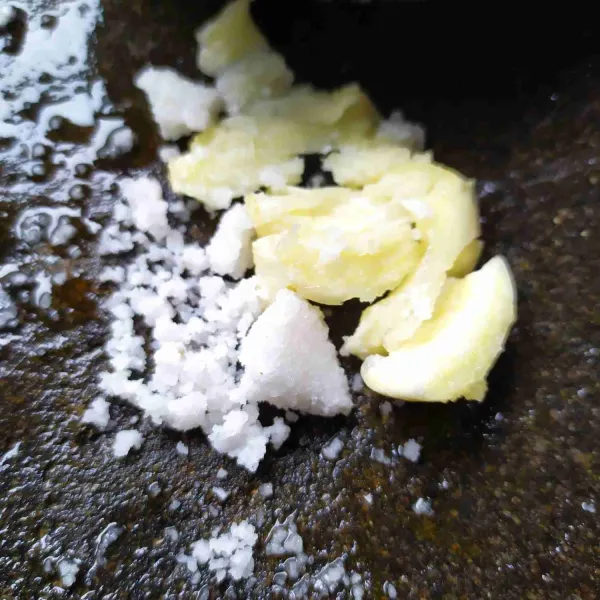 Haluskan bawang putih dan garam kemudian sisihkan.
