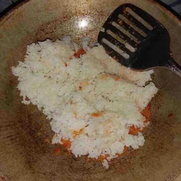 Masukkan nasi putih, aduk hingga rata.