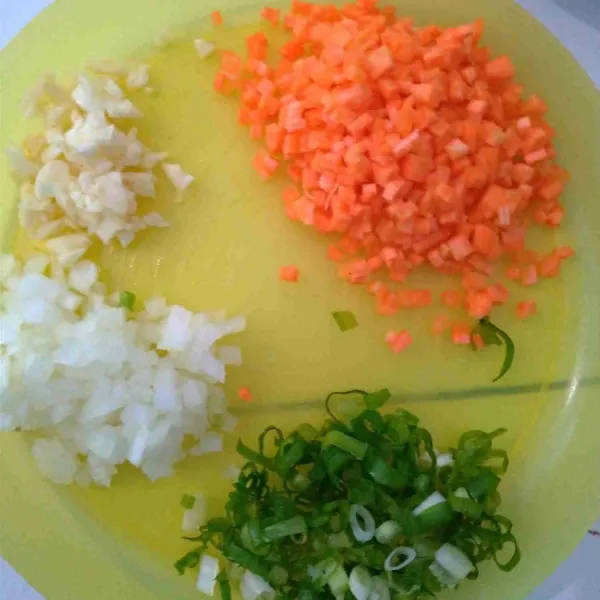 Siapkan irisan wortel, daun bawang, bawang putih dan bawang bombai.