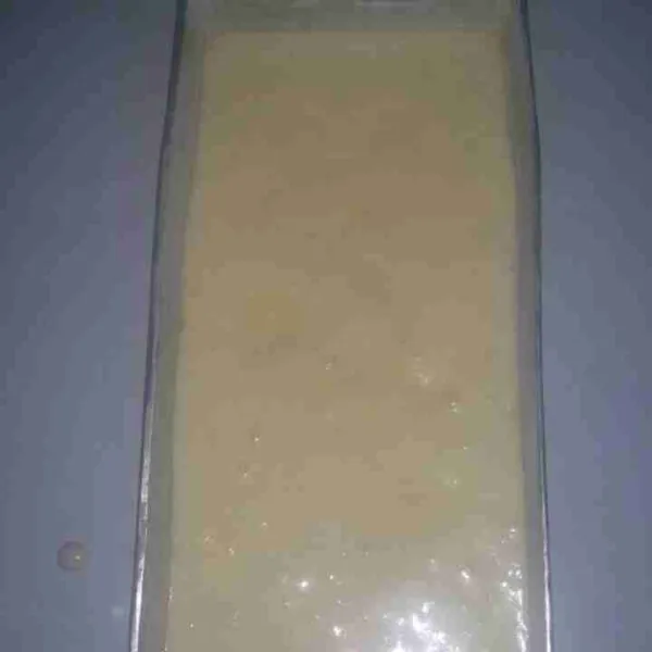 Olesi cetakan dengan margarin, masukkan adonan kemudian ratakan ke seluruh permukaan cetakan.