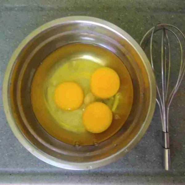 Dalam wadah, masukkan telur dan garam, aduk hingga rata.