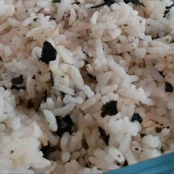 Campur nasi dengan seaweed, bisa beri kecap asin dan minyak wijen sedikit, aduk rata lalu tata nasi diatas wadah tahan panas.