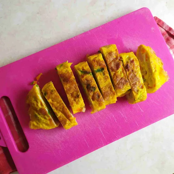 Setelah dingin, potong-potong tamagoyaki sosis dan sajikan bersama nasi hangat dan mayonais. Selamat mencoba!