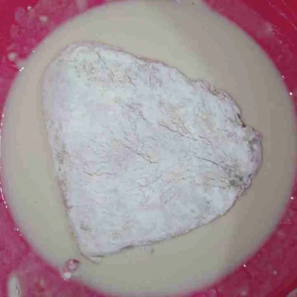 Gulingkan dalam tepung celup/tepung basah.