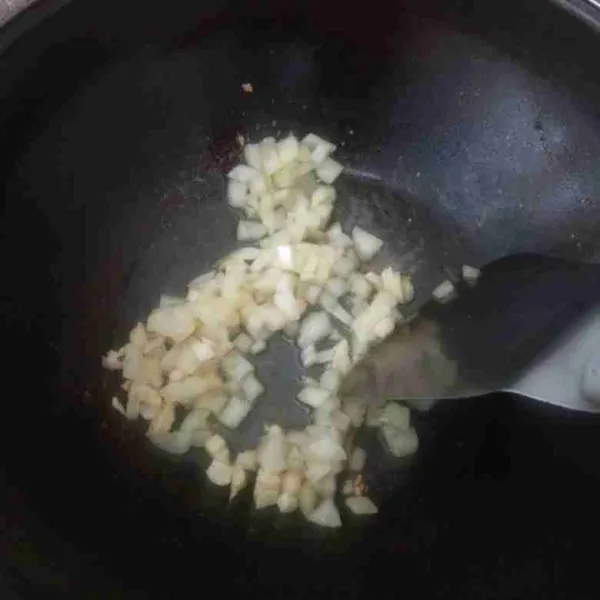 Lelehkan margarin kemudian tumis bawang putih sampai harum. Masukkan bawang bombay dan tumis sampai layu.