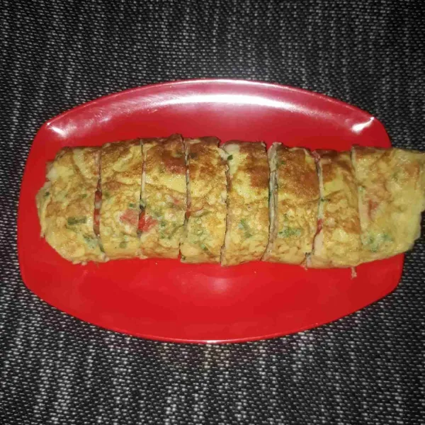 Potong-potong telur lalu sajikan.