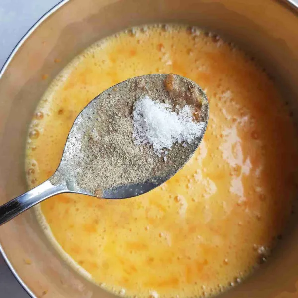 Masukkan kecap ikan, kaldu jamur, garam, dan merica bubuk. Kocok hingga rata.