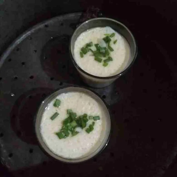 Setelah 5 menit, beri taburan daun bawang dan kukus lagi selama 5 menit.