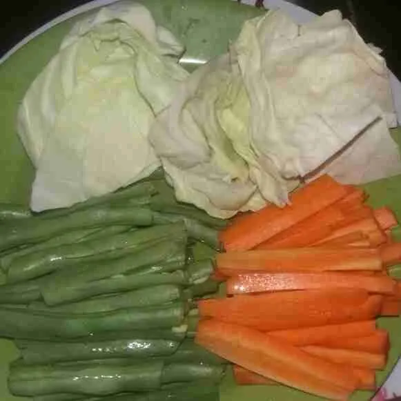 Siapkan sayuran yang telah dicuci bersih dan dipotong-potong.