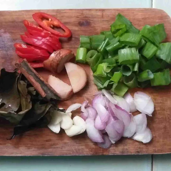 Siapkan bumbu, iris bawang merah, bawang putih, bawang daun, cabai, dan lengkuas, sisihkan.