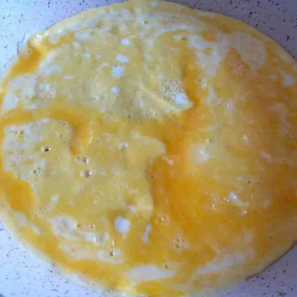 Kocok telur dan sejumput sea salt, buat dadar telur untuk membungkus nasi goreng, jadi dadarnya dibuat agak lebar.