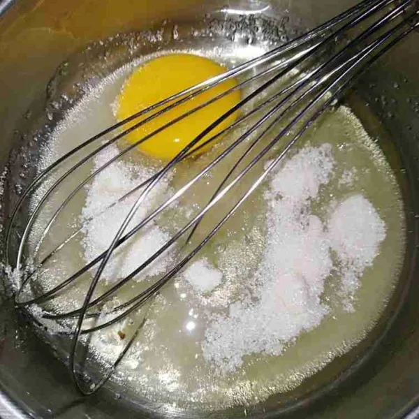 Kocok telur dan gula hingga gula larut menggunakan wisk.