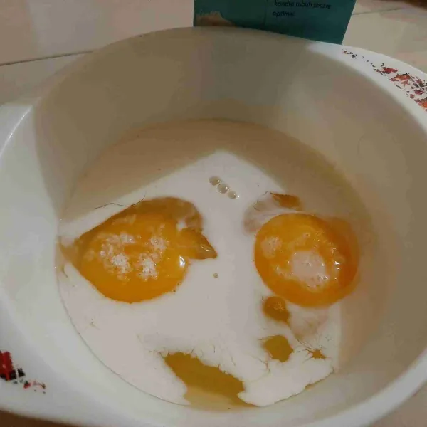 Tambahkan susu, lada, dan garam, kocok hingga rata.