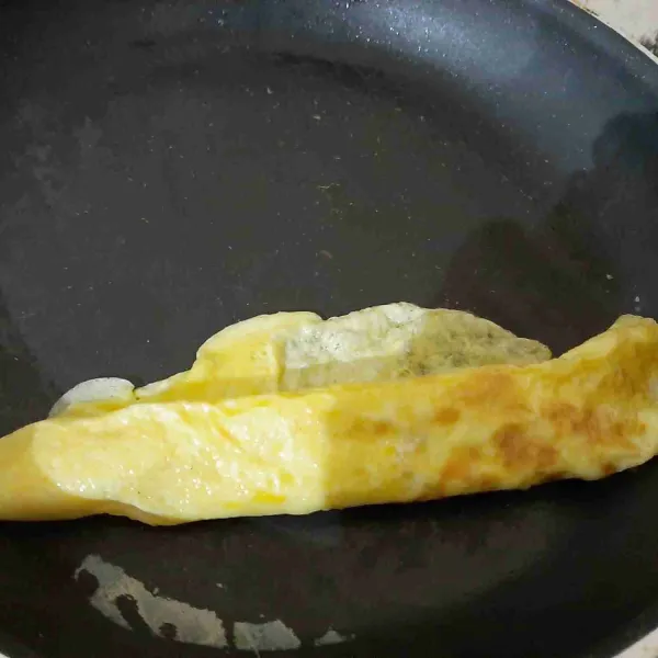 Gulung dan sisakan sedikit bagian telur.