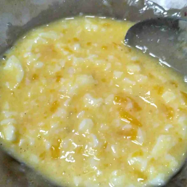 Hancurkan telur yang sudah matang pakai garpu atau sendok. Lalu, campurkan telur dengan bumbu saus.