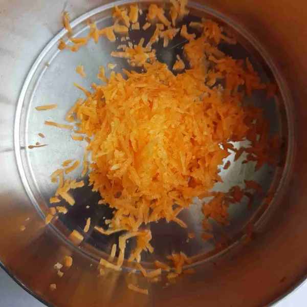Siapkan wadah dan masukkan wortel parut.