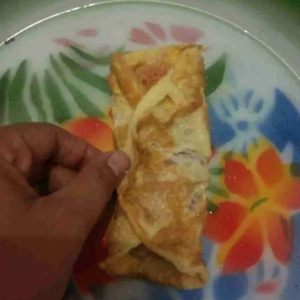 Lalu lipat kedua sisinya, balik kemudian sajikan.