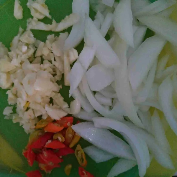 Iris bawang bombai, cabe rawit dan bawang putih cincang.