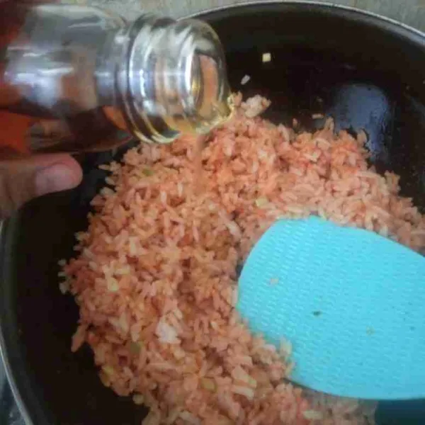 Beri garam dan kaldu bubuk secukupnya kemudian tes rasa. Terakhir beri minyak wijen dan aduk sebentar, angkat.