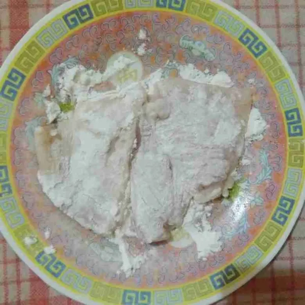 Gulingkan ke dalam tepung terigu.